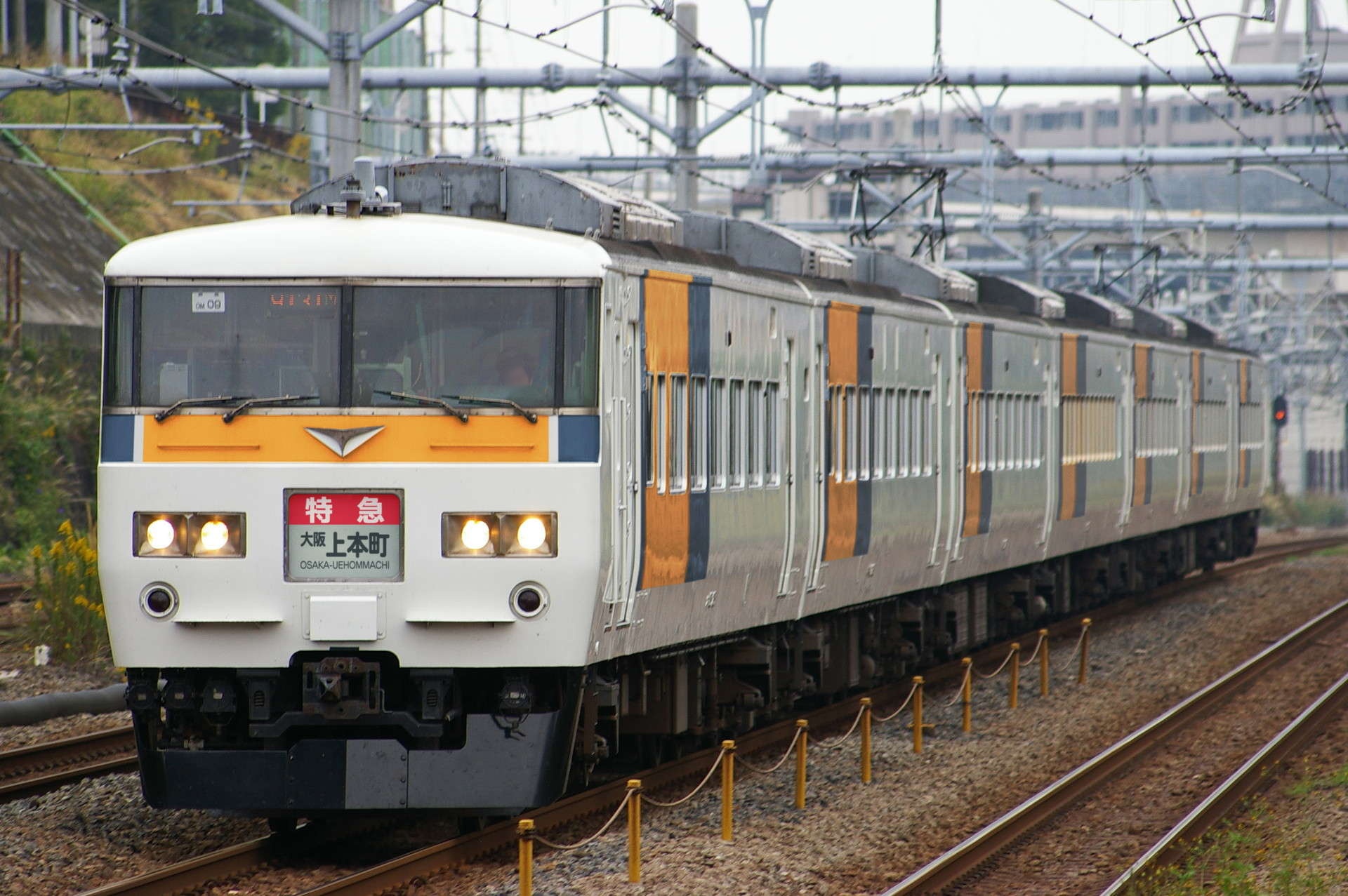 185系のウソ電(近鉄特急ブロック色)